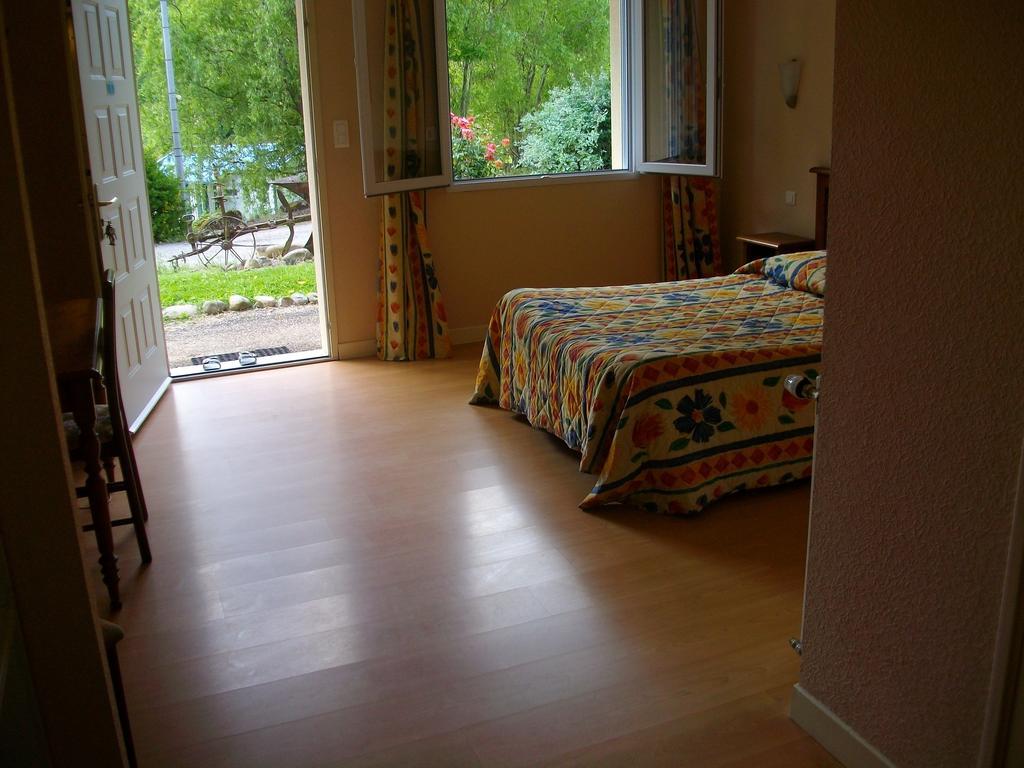Logis Auberge La Grange De Renaudet Larche  Room photo