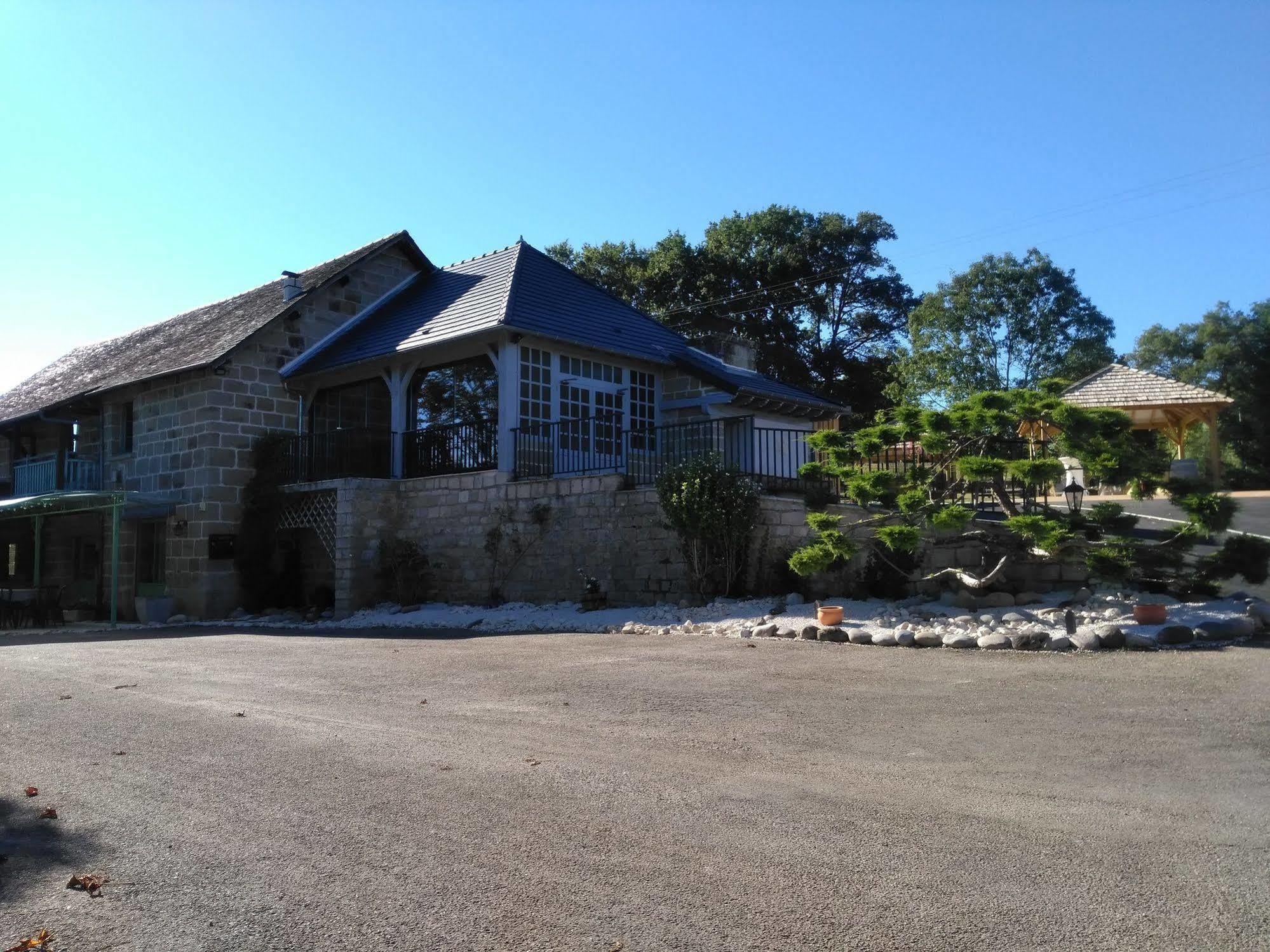 Logis Auberge La Grange De Renaudet Larche  Exterior photo